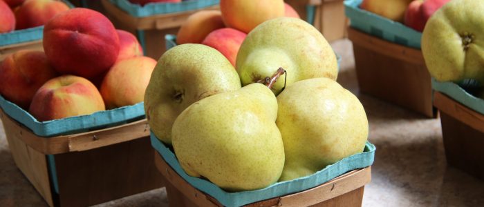 pears and peaches in small baskets